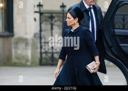 Westminster Abbey, Londres, Royaume-Uni. 29th mars 2022 le ministre de l'intérieur, Priti Patel, arrive à l'abbaye de Westminster pour le service de Thanksgiving pour la vie de S.A.R. le prince Philip, duc d'Édimbourg, qui est mort au château de Windsor l'année dernière. Amanda Rose/Alamy Live News Banque D'Images