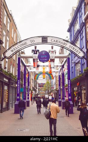 Londres, Royaume-Uni. 29th mars 2022. Une installation géante de baby-foot a été dévoilée à Carnaby Street en prévision du championnat de football féminin Euro 2022, qui a lieu le 6-31 juillet, Credit: Vuk Valcic/Alamy Live News Banque D'Images