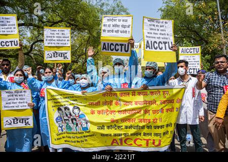 New Delhi, Inde. 29th mars 2022. Les travailleurs de la santé marchent avec des pancartes et une bannière tout en scandant des slogans lors de la manifestation unie contre la privatisation et d'autres politiques dans le budget à Jantar Mantar. Crédit : SOPA Images Limited/Alamy Live News Banque D'Images