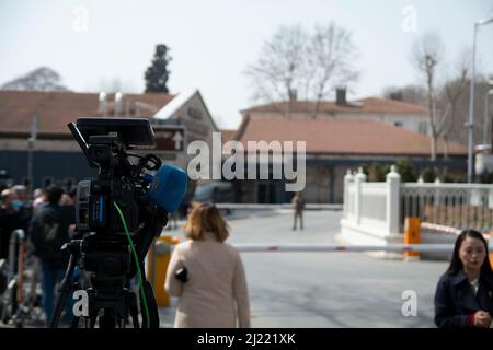 Journalistes caméra en attente de nouvelles, les pourparlers de paix entre la Russie et l'Ukraine commencent à Istanbul Banque D'Images