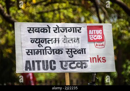 New Delhi, Inde. 29th mars 2022. Un écriteau affiché lors de la manifestation unifiée contre la privatisation et d'autres politiques dans le budget à Jantar Mantar. (Photo par Ajay Kumar/SOPA Images/Sipa USA) crédit: SIPA USA/Alay Live News Banque D'Images