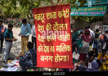 New Delhi, Inde. 29th mars 2022. Une petite bannière s'est affichée lors de la manifestation unifiée contre la privatisation et d'autres politiques dans le budget à Jantar Mantar. (Photo par Ajay Kumar/SOPA Images/Sipa USA) crédit: SIPA USA/Alay Live News Banque D'Images