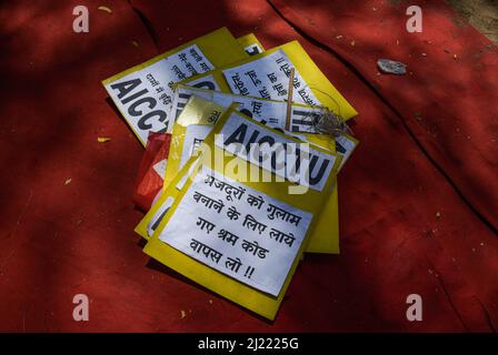 New Delhi, Inde. 29th mars 2022. Des pancartes vues sur le terrain lors de la manifestation unifiée contre la privatisation et d'autres politiques dans le budget à Jantar Mantar. (Photo par Ajay Kumar/SOPA Images/Sipa USA) crédit: SIPA USA/Alay Live News Banque D'Images