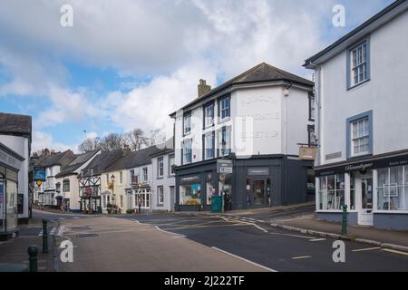Vue sur les magasins le long de Broad Street dans la ville de South Hams à Modbury, Devon Banque D'Images
