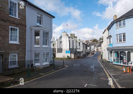 Vue sur les magasins le long de Broad Street dans la ville de South Hams à Modbury, Devon Banque D'Images