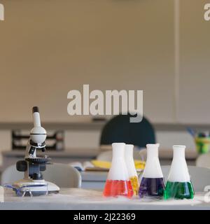 Équipement de chimie sur paillasse, microscope et béchers de laboratoire. Banque D'Images