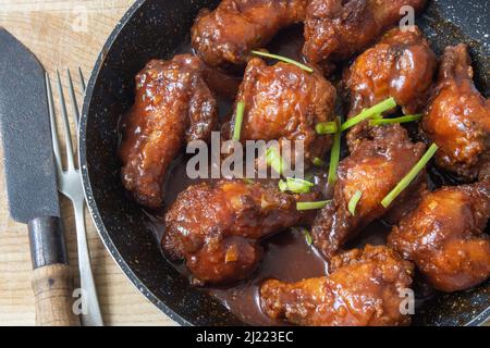 ailes de poulet de style buflo avec sauce barbecue et piment Banque D'Images