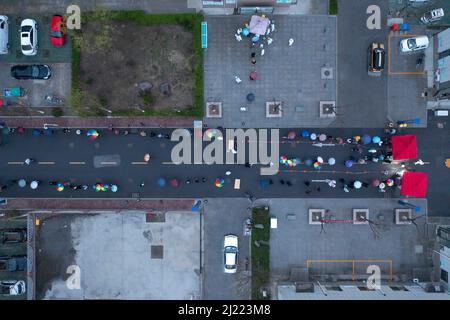 BINZHOU, CHINE - le 29 MARS 2022 - des gens se font la queue sous la pluie pour des tests d'acide nucléique à Binzhou, province de Shandong, Chine, le 29 mars 2022. Banque D'Images