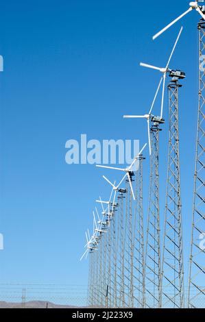 Éoliennes produisant de l'électricité dans Banning Pass près de Palm Springs, Californie du sud États-Unis zone de vent élevé du désert de Mojave Banque D'Images