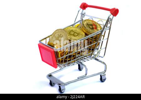 Bitcoin doré dans le panier sur fond blanc Banque D'Images