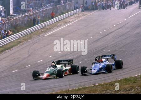 Eddie Cheever (USA) Alfa Romeo 184T bataille avec Piercarlo Ghinzani (ITA) Osella FA1F Alfa Romeo Banque D'Images