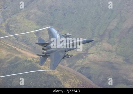 Un USAF McDonnell Douglas F-15 Eagle fait un bas niveau de sortie à travers le Mach Loop, une zone d'entraînement au pays de Galles, Royaume-Uni 29/03/2022 Banque D'Images