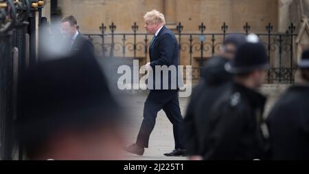 Westminster Abbey, Londres, Royaume-Uni. 29 mars 2022. Parmi les 1800 personnes présentes, vous arriverez au service commémoratif du duc d'Édimbourg. Le premier ministre Boris Johnson arrive pour le service. Crédit : Malcolm Park/Alay Live News. Banque D'Images