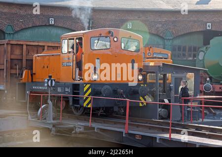 23 mars 2022, Saxe-Anhalt, Staßfurt: Une locomotive diesel de l'ancien Reichsbahn allemand se hante sur le plateau tournant de l'Eisenbahnfreunde Traditionsbahnbetriebswerk Stassfurt e.V. photo: Peter Gercke/dpa-Zentralbild/ZB Banque D'Images