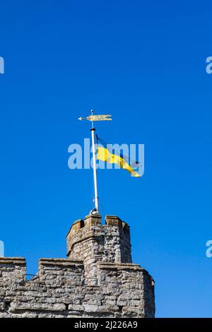 Drapeau ukranien volant depuis les tours Westgate, Canterbury, Kent, Angleterre. Banque D'Images