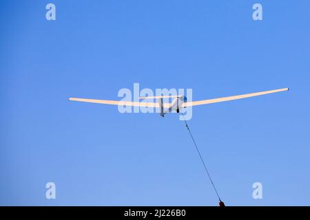 GROB 103 le planeur de l'Université de Nottingham lance dans le ciel bleu à RAF Cranwell, Lincolnshire, Angleterre Banque D'Images