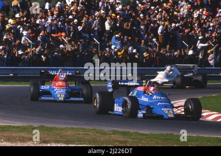Piercarlo Ghinzani (ITA) Osella FA1F Alfa Romeo dirige son coéquipier JO Gartner (AUT) Banque D'Images