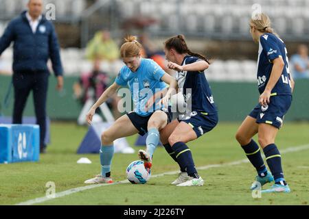 Cortnee Vine du FC Sydney est défiée par Catherine Zimmerman de la victoire de Melbourne lors du Match de finale A-League Womens entre le FC Sydney et Banque D'Images