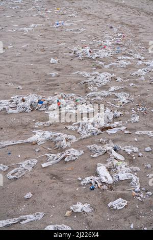 Plage pleine de déchets, de lingettes humides et de déchets que les gens jettent dans les toilettes. Concept de pollution des océans et de destruction de l'environnement Banque D'Images