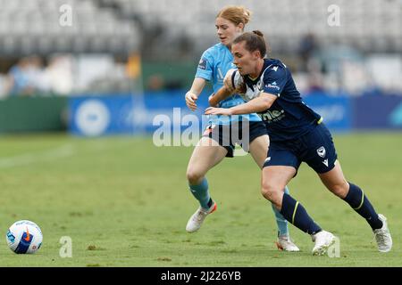 Catherine Zimmerman, de Melbourne, est remise en cause par Cortnee Vine du FC de Sydney lors du match de finale A-League Womens entre le FC de Sydney et Banque D'Images