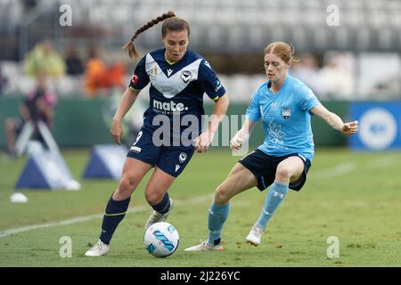 Catherine Zimmerman, de Melbourne, est remise en cause par Cortnee Vine du FC de Sydney lors du match de finale A-League Womens entre le FC de Sydney et Banque D'Images