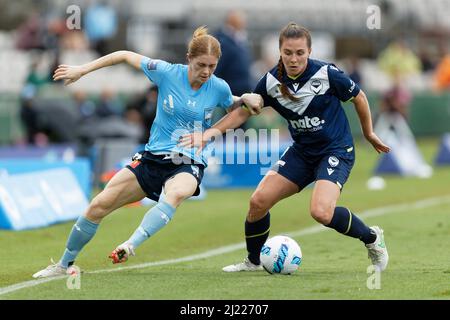 Catherine Zimmerman, de Melbourne, est remise en cause par Cortnee Vine du FC de Sydney lors du match de finale A-League Womens entre le FC de Sydney et Banque D'Images