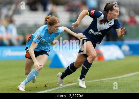 Catherine Zimmerman, de Melbourne, est remise en cause par Cortnee Vine du FC de Sydney lors du match de finale A-League Womens entre le FC de Sydney et Banque D'Images