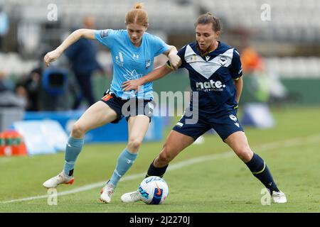 Catherine Zimmerman, de Melbourne, est remise en cause par Cortnee Vine du FC de Sydney lors du match de finale A-League Womens entre le FC de Sydney et Banque D'Images