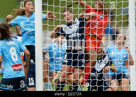 Goal Keeper, Jada Whyman du FC de Sydney, est défiée par Catherine Zimmerman de la victoire de Melbourne aux buts lors de la Grande finale des femmes De La Ligue A. Banque D'Images