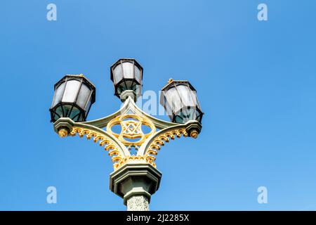 Éclairage de rue victorien traditionnel, Londres, Royaume-Uni. Lanternes décoratives sur fond bleu ciel. Espace pour le texte. Banque D'Images