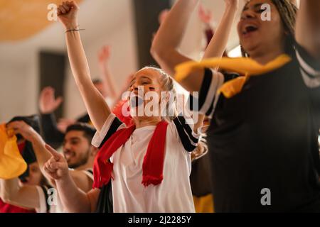 De jeunes fans allemands de football célèbrent la victoire de leur équipe au stade. Banque D'Images