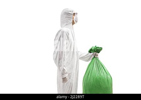 Personne portant un costume et un masque de protection et tenant un sac de déchets isolé sur fond blanc Banque D'Images