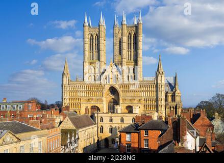 Face avant ou face ouest de la cathédrale Lincoln Excheckrgate Lincoln Lincolnshire Angleterre GB Europe Banque D'Images