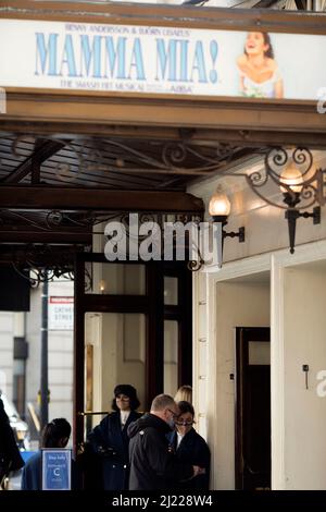 Les gens font la queue devant le théâtre Novello à Londres après l'entrée en vigueur de la relaxation des règles du plan B Covid-19. Banque D'Images