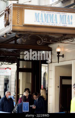 Les gens font la queue devant le théâtre Novello à Londres après l'entrée en vigueur de la relaxation des règles du plan B Covid-19. Banque D'Images