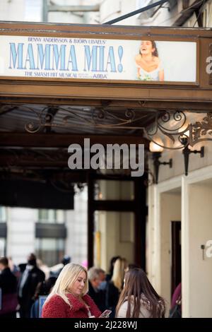 Les gens font la queue devant le théâtre Novello à Londres après l'entrée en vigueur de la relaxation des règles du plan B Covid-19. Banque D'Images