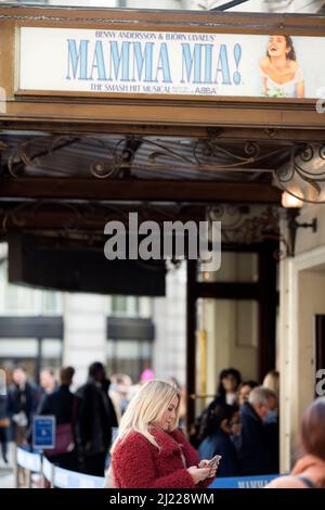 Les gens font la queue devant le théâtre Novello à Londres après l'entrée en vigueur de la relaxation des règles du plan B Covid-19. Banque D'Images