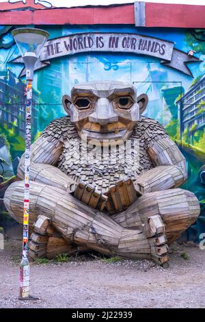 Copenhague, Danemark – Mars 24 2022: Sculpture du Troll géant 'Green George' à Freetown Christiania, Copenhague. Attraction touristique du Danemark. Banque D'Images