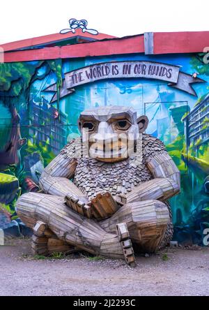 Copenhague, Danemark – Mars 24 2022: Sculpture du Troll géant 'Green George' à Freetown Christiania, Copenhague. Attraction touristique du Danemark. Banque D'Images