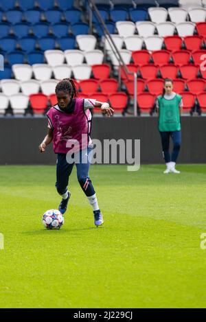 Aminata Diallo de Paris Saint Germain contrôle le ballon lors de la formation de l'équipe féminine de Paris Saint-Germain le 29 mars 2022 au stade du Parc des Princes à Paris, France - photo Melanie Laurent / A2M Sport Consulting / DPPI Banque D'Images