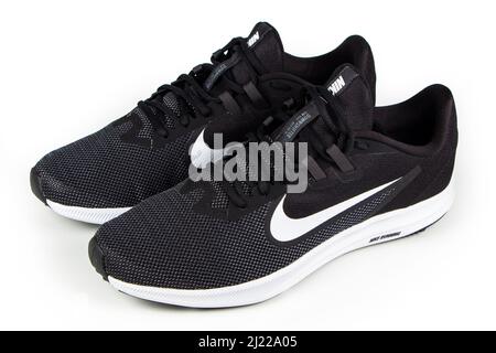 Dnipro. Ukraine. 13 juin 2021. Baskets noires chaussures de running Nike isolé sur fond blanc. Banque D'Images