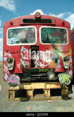 Graffiti sur un vieux train Banque D'Images