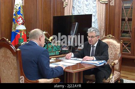 Moscou, Russie. 28th mars 2022. Le président russe Vladimir Poutine lors d'une rencontre en face-à-face avec le président de l'Académie russe des sciences Alexander Sergeyev au Kremlin, le 28 mars 2022 à Moscou, en Russie. Credit: Mikhail Klimentyev/Kremlin Pool/Alamy Live News Banque D'Images