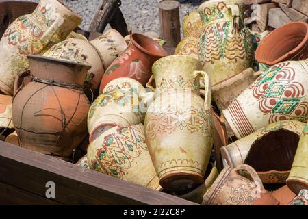 Vases en céramique colorés faits main uniques. Pots en argile empilés pour la vente. Lieu de fabrication de poterie. Marché artisanal local. Savoir-faire Banque D'Images