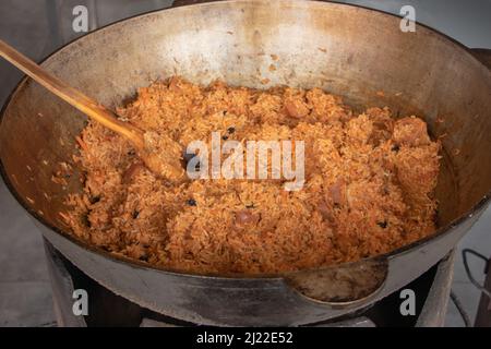 Pilaf dans une poêle en fonte. Gros plan. Banque D'Images