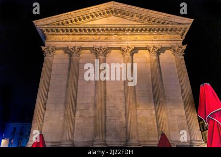 Maison Caree ancien temple romain classique parasols de nuit Nîmes Gard France. Temple créé en 7 AD dédié aux petits-fils de César. Modèle pour churc Banque D'Images