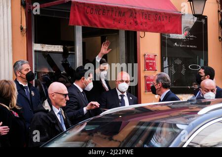 Mario Draghi à l'extérieur d'une pizzeria napolitaine historique, le jour de la signature du patto per napoli (pacte pour Naples), un accord entre le gouvernement et la ville de Naples en vertu duquel l'État paiera environ Û1.3 milliards dans les coffres de la ville sur 20 ans. Banque D'Images