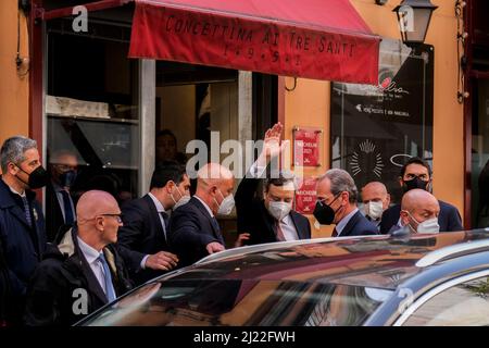 Mario Draghi à l'extérieur d'une pizzeria napolitaine historique, le jour de la signature du patto per napoli (pacte pour Naples), un accord entre le gouvernement et la ville de Naples en vertu duquel l'État paiera environ Û1.3 milliards dans les coffres de la ville sur 20 ans. Banque D'Images