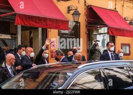 Mario Draghi à l'extérieur d'une pizzeria napolitaine historique, le jour de la signature du patto per napoli (pacte pour Naples), un accord entre le gouvernement et la ville de Naples en vertu duquel l'État paiera environ Û1.3 milliards dans les coffres de la ville sur 20 ans. Banque D'Images