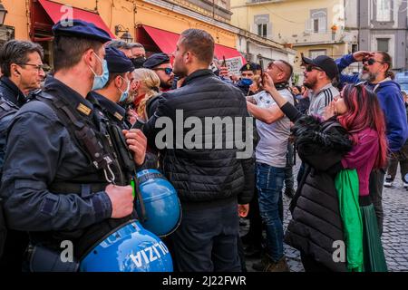 Mario Draghi à l'extérieur d'une pizzeria napolitaine historique est protesté par les manifestants, le jour de la signature du pacte pour Naples, un accord entre le gouvernement et la ville de Naples en vertu duquel l'État paiera environ Û1.3 milliards dans les coffres de la ville sur 20 ans. Banque D'Images